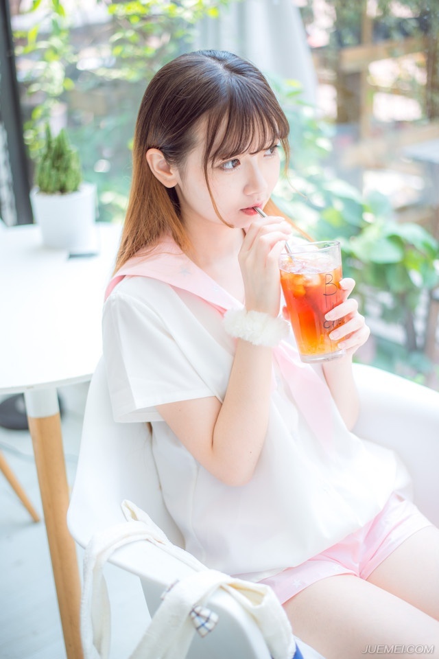 “士元静观即可。”法正微笑着点点头。